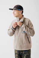 Kavu Teannaway Fleece Sweater in Greige, detail knoopsluiting