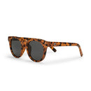 CHPO Brand Côte Des Basques X zonnebril, 100% gerecycled plastic round small medium fit unisex zonnebril 46mm met luipaardprint montuur en UV400 bescherming vernoemd naar het surfstrand in Biarritz verkrijgbaar in Leopard Black en Mustard Brown, verkrijgbaar bij Revert 95 Haarlem