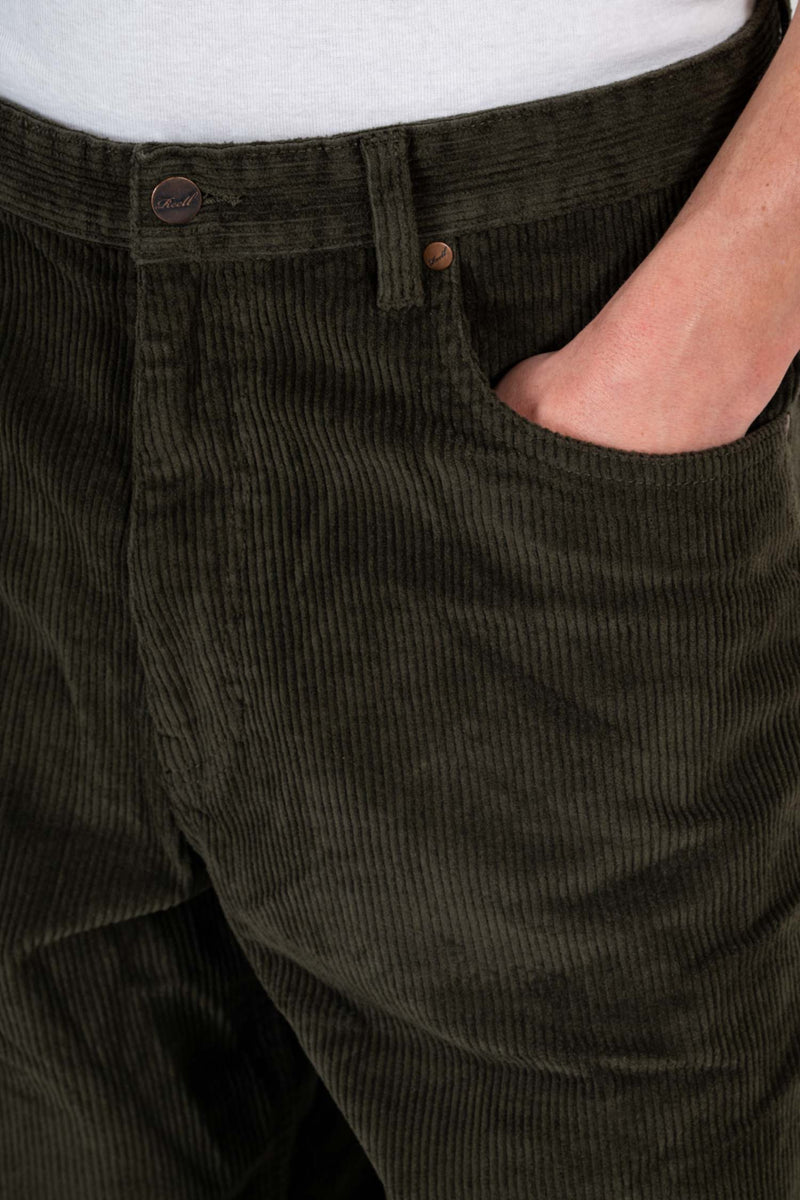 Reell Baggy Dark Green Cord – baggy fit broek in donkergroene corduroy met ribstructuur en klassiek 5-pocket design