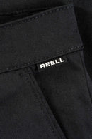 Reell Loose Flex Chino PC in Deep Black, 56% katoen 42% polyester 2% elastaan Flex Twill losse rechte chino broek met normale bundhoogte lage kruisnaad verborgen YKK zip-fly zijzakken achterzakken en riemlussen in cleane zwarte colorway, verkrijgbaar bij Revert 95 Haarlem