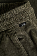 Reell Reflex Loose Chino in Olive Square Cord, relaxed loose fit corduroy broek met elastische drawstring tailleband en YKK ritssluiting, verkrijgbaar bij Revert 95 Haarlem
