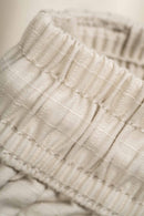 Reell Reflex Meadow broek in Flat White Ripstop, oversized chino-geïnspireerde broek van lichtgewicht ripstop met laag kruis en elastische tailleband, verkrijgbaar bij Revert 95 Haarlem