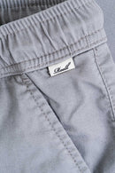 Reell Reflex Easy Short in Superior Light Grey, 80% katoen 16% polyester 4% elastan Flex-stof short met elastische koordtaille opgestikte achterzakken en subtiele Reell branding in lichte koele grijze kleur, verkrijgbaar bij Revert 95 Haarlem