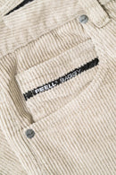 Reell Belmont Short in Beige Cord, 100% cotton corduroy baggy fit short met drop crotch wijde rechte pijp five-pocket constructie fly button zip-fly en low-key Reell patch branding in warme beige corduroy kleur, verkrijgbaar bij Revert 95 Haarlem