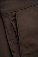 Reell Loose Flex Chino Short PC in Chocolate Brown, 56% katoen 42% polyester 2% elastaan Flex Twill losse rechte chino short met lage kruisnaad verborgen YKK zip-fly zijzakken achterzakken en riemlussen in warme bruine kleur, verkrijgbaar bij Revert 95 Haarlem
