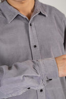 Reell Strike Shirt in Grey Purple, regular straight fit corduroy overhemd van 100% katoen 16-Wale Corduroy met twee knopen per manchet en geweven label op de schouder, verkrijgbaar bij Revert 95 Haarlem