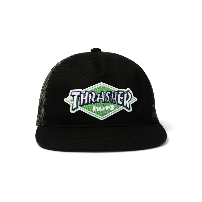 HUF x Thrasher Logo Twill Trucker – zwarte trucker cap met geborduurd groen HUF x Thrasher-logo, mesh achterkant en verstelbare snapback