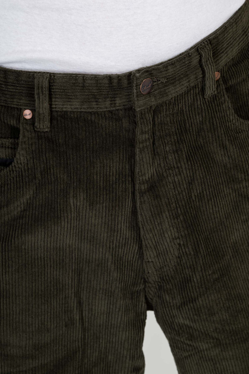 Reell Baggy Dark Green Cord – baggy fit broek in donkergroene corduroy met ribstructuur en klassiek 5-pocket design