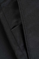 Reell Loose Flex Chino PC in Deep Black, 56% katoen 42% polyester 2% elastaan Flex Twill losse rechte chino broek met normale bundhoogte lage kruisnaad verborgen YKK zip-fly zijzakken achterzakken en riemlussen in cleane zwarte colorway, verkrijgbaar bij Revert 95 Haarlem