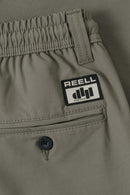 Reell x Douwe Macaré Chino in grijsgroen, sfeerfoto zak detail