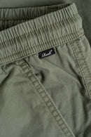 Reell Reflex Original Light Weight broek, lichtgewicht Flex Twill tapered fit met vijf-pocket design en elasticated drawstring waistband verkrijgbaar in Light Olive en Deep Black, verkrijgbaar bij Revert 95 Haarlem
