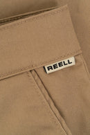 Reell Loose Flex Chino Short PC in Dark Sand, loose fit knielengte short met chino-details, verkrijgbaar bij Revert 95 Haarlem