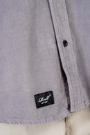 Reell Strike Shirt in Grey Purple, regular straight fit corduroy overhemd van 100% katoen 16-Wale Corduroy met twee knopen per manchet en geweven label op de schouder, verkrijgbaar bij Revert 95 Haarlem