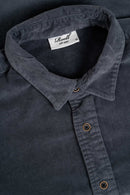 Reell Strike Shirt Baby Cord Aqua Grey, overhemd van 100% cotton 16-wale corduroy met rechte pasvorm en geweven label op de schouder, maten S-XL, verkrijgbaar bij Revert 95 Haarlem