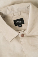 Reell Coach Jacket in Taupe, lichtgewicht waterafstotende nylon windbreaker in klassiek coach jacket silhouet met mesh voering en matte afwerking, verkrijgbaar bij Revert 95 Haarlem