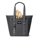 YETI Daytrip Insulated Tote Bag, koeltas met ColdCell Flex isolatie en MagSnap sluiting, verkrijgbaar in 14L en 20L, kleuren Classic Navy, Charcoal, Navy, Mist Pink Grasshopper en Seafoam, verkrijgbaar bij Revert 95 Haarlem