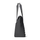 YETI Daytrip Insulated Tote Bag, koeltas met ColdCell Flex isolatie en MagSnap sluiting, verkrijgbaar in 14L en 20L, kleuren Classic Navy, Charcoal, Navy, Mist Pink Grasshopper en Seafoam, verkrijgbaar bij Revert 95 Haarlem