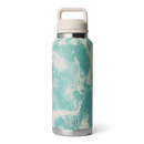 YETI Rambler 46 oz Bottle in Sea View Seafoam Pattern, 18/8 roestvrij staal double-wall vacuum insulated bottle met Chug Cap TripleHaul handle DuraCoat Sea View gemarmerd seafoam patroon No Sweat design vaatwasserbestendig BPA vrij 5 jaar garantie, verkrijgbaar bij Revert 95 Haarlem