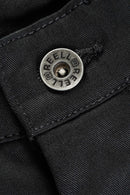 Reell Loose Flex Chino PC in Deep Black, 56% katoen 42% polyester 2% elastaan Flex Twill losse rechte chino broek met normale bundhoogte lage kruisnaad verborgen YKK zip-fly zijzakken achterzakken en riemlussen in cleane zwarte colorway, verkrijgbaar bij Revert 95 Haarlem