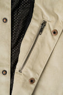 Reell Coach Jacket in Taupe, lichtgewicht waterafstotende nylon windbreaker in klassiek coach jacket silhouet met mesh voering en matte afwerking, verkrijgbaar bij Revert 95 Haarlem