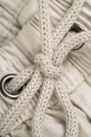 Reell Reflex Meadow broek in Flat White Ripstop, oversized chino-geïnspireerde broek van lichtgewicht ripstop met laag kruis en elastische tailleband, verkrijgbaar bij Revert 95 Haarlem