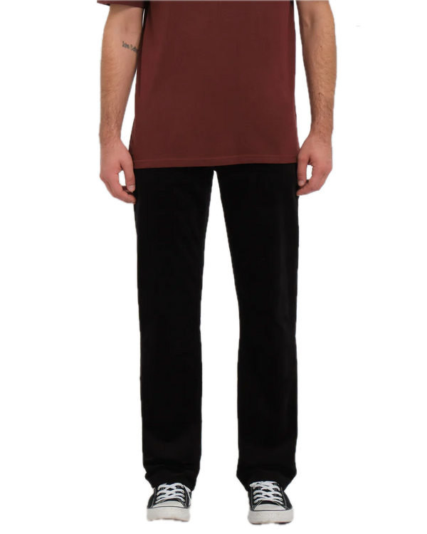 Volcom Solver 5 Pocket Corduroy Black – straight fit ribcord broek in zwart met 5-pocket design en subtiele branding