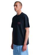 RVCA Stingbay Pocket SS T-Shirt in Black met RVCA label print voor en tropical graphic achter, verkrijgbaar bij Revert 95 Haarlem