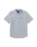 RVCA That'll Do Seersucker Short Sleeve Shirt, lichtgewicht 100% katoen seersucker button-up met traditionele kraag kokos knopen borstzak en scalloped hem, regular fit voor warm weer, verkrijgbaar bij Revert 95 Haarlem