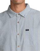 RVCA That'll Do Seersucker Short Sleeve Shirt, lichtgewicht 100% katoen seersucker button-up met traditionele kraag kokos knopen borstzak en scalloped hem, regular fit voor warm weer, verkrijgbaar bij Revert 95 Haarlem
