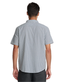 RVCA That'll Do Seersucker Short Sleeve Shirt, lichtgewicht 100% katoen seersucker button-up met traditionele kraag kokos knopen borstzak en scalloped hem, regular fit voor warm weer, verkrijgbaar bij Revert 95 Haarlem
