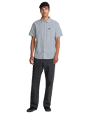 RVCA That'll Do Seersucker Short Sleeve Shirt, lichtgewicht 100% katoen seersucker button-up met traditionele kraag kokos knopen borstzak en scalloped hem, regular fit voor warm weer, verkrijgbaar bij Revert 95 Haarlem