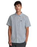RVCA That'll Do Seersucker Short Sleeve Shirt, lichtgewicht 100% katoen seersucker button-up met traditionele kraag kokos knopen borstzak en scalloped hem, regular fit voor warm weer, verkrijgbaar bij Revert 95 Haarlem