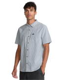 RVCA That'll Do Seersucker Short Sleeve Shirt, lichtgewicht 100% katoen seersucker button-up met traditionele kraag kokos knopen borstzak en scalloped hem, regular fit voor warm weer, verkrijgbaar bij Revert 95 Haarlem
