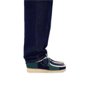 Clarks Originals Wallabee in Blue/Green Stripe met gestreept suède bovenwerk, handgenaaide apron seam en natuurlijke pebble crêpezool, verkrijgbaar bij Revert 95 Haarlem