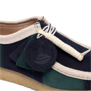 Clarks Originals Wallabee in Blue/Green Stripe met gestreept suède bovenwerk, handgenaaide apron seam en natuurlijke pebble crêpezool, verkrijgbaar bij Revert 95 Haarlem
