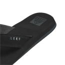 Reef The Layback heren slipper in Black met waterbestendige synthetische strap, geweven voering en zacht EVA voetbed met voetboogondersteuning, verkrijgbaar bij Revert 95 Haarlem