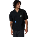Santa Cruz Stamped Short Sleeve Shirt in Black, 100% cotton poplin camp collar button-up shirt met Stamped Dot graphic op linker borstzak mini Screaming Hand graphic op de voorkant contrast stitching en branded buttons, verkrijgbaar bij Revert 95 Haarlem