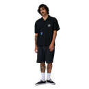 Santa Cruz Stamped Short Sleeve Shirt in Black, 100% cotton poplin camp collar button-up shirt met Stamped Dot graphic op linker borstzak mini Screaming Hand graphic op de voorkant contrast stitching en branded buttons, verkrijgbaar bij Revert 95 Haarlem