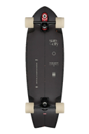 Globe Sun City 2 Surfskate in Astro Red, compacte swallow-tail cruiser met BLOOM algae foam tailpad, Slant Surf trucks en 65mm/83A wielen, volledig gemonteerd en direct rijklaar, verkrijgbaar bij Revert 95 Haarlem