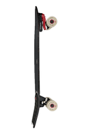 Globe Sun City 2 Surfskate in Astro Red, compacte swallow-tail cruiser met BLOOM algae foam tailpad, Slant Surf trucks en 65mm/83A wielen, volledig gemonteerd en direct rijklaar, verkrijgbaar bij Revert 95 Haarlem