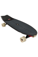 Globe Sun City 2 Surfskate in Astro Red, compacte swallow-tail cruiser met BLOOM algae foam tailpad, Slant Surf trucks en 65mm/83A wielen, volledig gemonteerd en direct rijklaar, verkrijgbaar bij Revert 95 Haarlem
