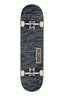 Globe Goodstock Complete Skateboard Black Camo, 8.5 inch Resin-7 Hard Rock Maple deck met full concave matte afwerking wood knock-out logo Tensor 6.0 trucks 52mm 99a wielen en ABEC 7 lagers, verkrijgbaar bij Revert 95 Haarlem