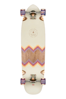 Globe Forager Mesa Cruiser, high-rise cruiserboard met Resin-7 hard rock maple deck, Slant Hi-Rise trucks en grote Soft Core wielen, 34,5 inch, verkrijgbaar bij Revert 95 Haarlem
