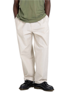 Reell Reflex Meadow broek in Flat White Ripstop, oversized chino-geïnspireerde broek van lichtgewicht ripstop met laag kruis en elastische tailleband, verkrijgbaar bij Revert 95 Haarlem