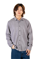 Reell Strike Shirt in Grey Purple, regular straight fit corduroy overhemd van 100% katoen 16-Wale Corduroy met twee knopen per manchet en geweven label op de schouder, verkrijgbaar bij Revert 95 Haarlem