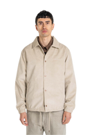 Reell Coach Jacket in Taupe, lichtgewicht waterafstotende nylon windbreaker in klassiek coach jacket silhouet met mesh voering en matte afwerking, verkrijgbaar bij Revert 95 Haarlem