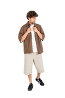 Reell Belmont Short in Beige Cord, 100% cotton corduroy baggy fit short met drop crotch wijde rechte pijp five-pocket constructie fly button zip-fly en low-key Reell patch branding in warme beige corduroy kleur, verkrijgbaar bij Revert 95 Haarlem