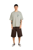 Reell Loose Flex Chino Short PC in Chocolate Brown, 56% katoen 42% polyester 2% elastaan Flex Twill losse rechte chino short met lage kruisnaad verborgen YKK zip-fly zijzakken achterzakken en riemlussen in warme bruine kleur, verkrijgbaar bij Revert 95 Haarlem