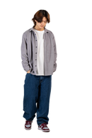 Reell Strike Shirt in Grey Purple, regular straight fit corduroy overhemd van 100% katoen 16-Wale Corduroy met twee knopen per manchet en geweven label op de schouder, verkrijgbaar bij Revert 95 Haarlem