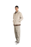 Reell Coach Jacket in Taupe, lichtgewicht waterafstotende nylon windbreaker in klassiek coach jacket silhouet met mesh voering en matte afwerking, verkrijgbaar bij Revert 95 Haarlem